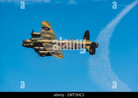 Lancaster Bomber aus dem 2. Weltkrieg im Flug gegen einen blauen Himmel Stockfoto