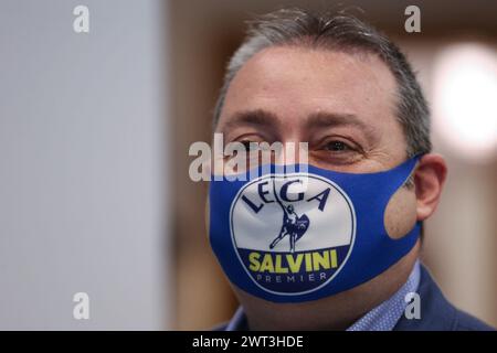 Ein Unterstützer des Führers der italienischen Partei der Liga, Matteo Salvini, mit einer Maske, um sich vor dem Coronavirus zu schützen Stockfoto