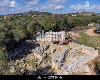 Talaiot und die Doppelhaushälften aus der talaiotischen Ära (Eisenzeit). Hospitalet Vell archäologische Stätte, Mallorca, Balearen, Spanien Stockfoto