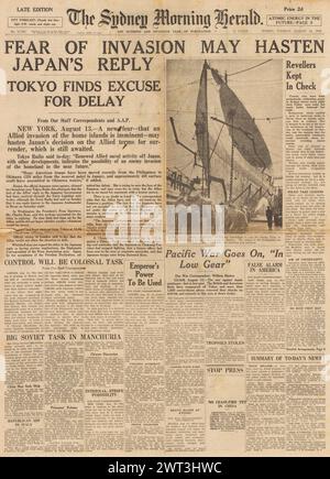 1945 meldete die Titelseite des Sydney Morning Herald die Verzögerung in Japan Kapitulation und die Rote Armee in der Mandschurei Stockfoto