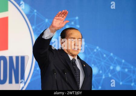 Silvio Berlusconi, Vorsitzender der politischen Partei „Forza Italia“, während einer politischen Versammlung in Neapel. Stockfoto