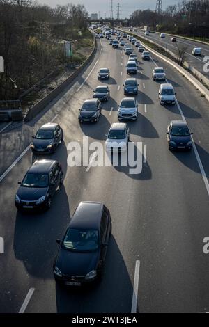 Paris, Frankreich - 03 04 2024: Stau. Blick auf den Straßenverkehr auf einer Autobahn von der Spitze einer Brücke Stockfoto