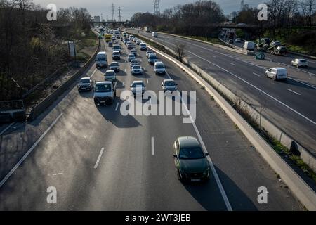 Paris, Frankreich - 03 04 2024: Stau. Blick auf den Straßenverkehr auf einer Autobahn von der Spitze einer Brücke Stockfoto