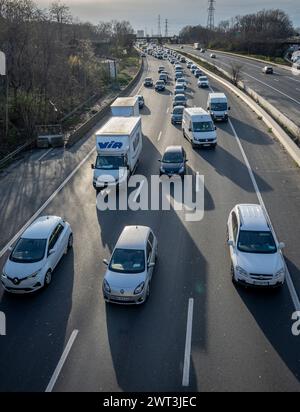 Paris, Frankreich - 03 04 2024: Stau. Blick auf den Straßenverkehr auf einer Autobahn von der Spitze einer Brücke Stockfoto