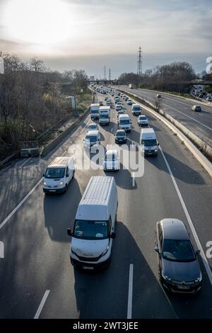 Paris, Frankreich - 03 04 2024: Stau. Blick auf den Straßenverkehr auf einer Autobahn von der Spitze einer Brücke Stockfoto