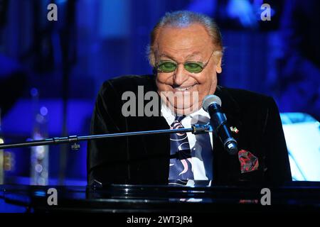 Der Sänger und Moderator Renzo Arbore während der TV-Show Una Storia Da Cantare im Rai-Auditorium in Neapel. Stockfoto