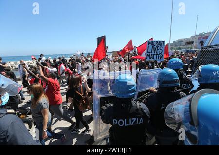 Menschen protestierten vor der Polizei während der Black Lives Matter Demonstration vor dem amerikanischen Konsulat in Neapel gegen die Tötung von Stockfoto