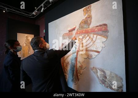 Der Superintendent der Ausgrabungen von Pompeji, Massimo Osanna, zeigt ein Fresko im Inneren des Archäologischen Museums Libero D'Orsi, das gerade noch vorhanden ist Stockfoto