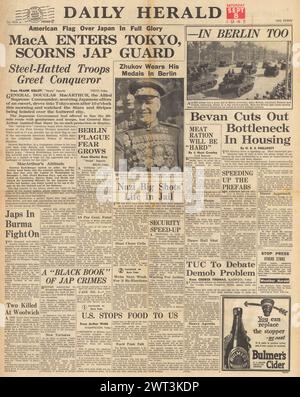 1945 Daily Herald berichtet, dass MacArthur in Tokio, Bevan und dem Wohnprogramm und der Parade in Berlin auftaucht Stockfoto