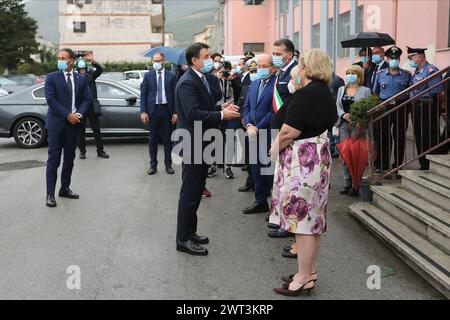 Der Premierminister Giuseppe Conte trifft den Bürgermeister der Stadt und den Direktor bei einem Besuch einer Schule, um Lehrer und Schüler zu unterstützen Stockfoto