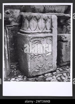 Umbria Terni Amelia Palazzo Comunale9. Hutzel, Max 1960-1990 Mittelalter: Architektonische Skulptur: Sarkophag, Kapitelle. Postmittelalterliche Architektur und architektonische Skulptur. Piazza del Municipio (Piazza Matteotti) mit Blick auf den Palazzo Comunale; Portal; Wappen und Insignien. Innenansicht von Fresken, Friesen, Gemälden aus dem 16. Und 17. Jahrhundert in den Salons I & II Antiquities: Architektur und architektonische Skulptur, 1. Jahrhundert v. Chr. bis 1. Jahrhundert n. Chr. Überreste und Fragmente des ehemaligen römischen Palastes und von Gräbern, Kapitellen, Statuen, Grabsteinen, Sarkophagen, Opferaltar. Objektnotizen: Der Palazzo C Stockfoto