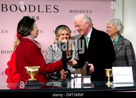 Die Prinzessin Royal präsentiert Trainer Willie Mullins mit einer Trophäe, nachdem Galopin des Champs, der von Jockey Paul Townend geritten wurde, den Boodles Cheltenham Gold Cup Chase am vierten Tag des Cheltenham Festivals 2024 auf der Cheltenham Racecourse gewonnen hat. Bilddatum: Freitag, 15. März 2024. Stockfoto