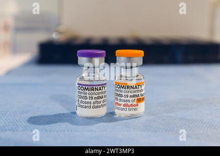 Zwei Durchstechflaschen mit Pfizer Comirnaty Impfstoff: Die eine mit der Kappe für die Impfung von Erwachsenen und die andere mit der orangefarbenen Kappe für die Impfung von Kindern. Stockfoto