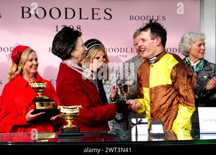 The Princess Royal verleiht Jockey Paul Townend eine Trophäe, nachdem Galopin des Champs den Boodles Cheltenham Gold Cup Chase am vierten Tag des Cheltenham Festival 2024 auf der Cheltenham Racecourse gewonnen hat. Bilddatum: Freitag, 15. März 2024. Stockfoto