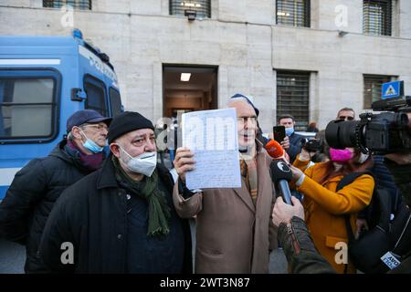 Der ehemalige General Antonio Pappalardo, Anführer der Orange Gilet, protestiert vor dem Polizeipräsidium gegen die Verhaftung des No Vax-Anführers Nicol Stockfoto