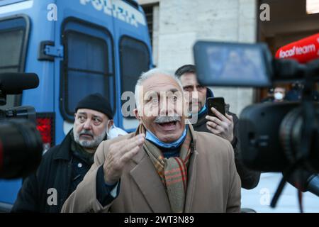 Der ehemalige General Antonio Pappalardo, Anführer der Orange Gilet, protestiert vor dem Polizeipräsidium gegen die Verhaftung des No Vax-Anführers NIC Stockfoto