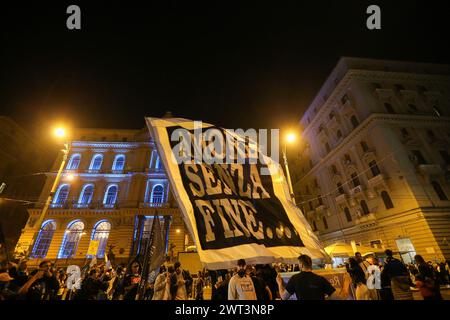 Neapel-Fans feiern den Sieg der italienischen Meisterschaft in den Straßen von Neapel. Nach dem Kampf gegen Udinese, gezogen 1-1, die Neapolitaner Stockfoto