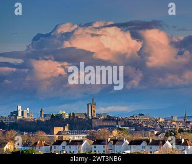 Glasgow, Schottland, Großbritannien. 15. März 2024: UK Weather: Regen in der Stadt sah stürmische Wolken über der West End Skyline. Credit Gerard Ferry/Alamy Live News Stockfoto