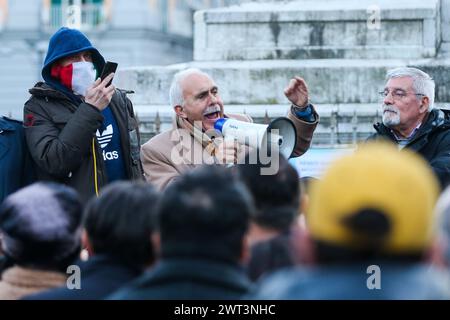 Der ehemalige General Antonio Pappalardo, Anführer der orangen Westen, spricht mit einem Megaphon während der Demonstration No Green Pass und No Vax in Neapel. Stockfoto