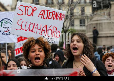 Der protestmarsch der Studenten in Neapel, mit Plakaten und Spruchbändern, während der nationalen Studentendemonstration, um gegen die Schularbeit zu protestieren, ändert sich Stockfoto