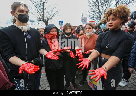 Die Schüler färben ihre Hände rot, um Blut zu symbolisieren, während der nationalen Studentendemonstration in Neapel, um gegen den Wechsel zwischen Schule und Arbeit zu protestieren Stockfoto