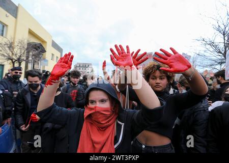 Die Schüler färben ihre Hände rot, um Blut zu symbolisieren, während der nationalen Studentendemonstration in Neapel, um gegen den Wechsel zwischen Schule und Arbeit zu protestieren Stockfoto