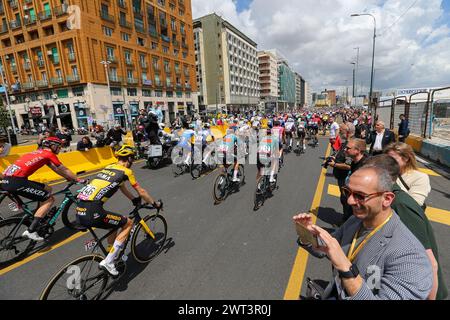 Ein allgemeiner Überblick über die Gruppe der Radfahrer, während der sechs Etappen des 106. Giro d’Italia 2023, 162 km zwischen Neapel und Neapel (Rundkurs) am 11. Mai 20 Stockfoto