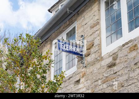 Altmodisches öffentliches Telefonschild im Dorf Corfe Castle in Dorst, Südengland, Großbritannien Stockfoto