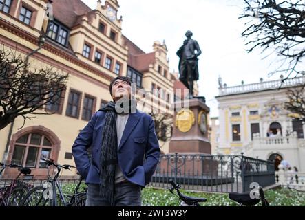 Leipzig, Deutschland. März 2024. Der chinesische Pianist lang lang steht am Naschmarkt in der Leipziger Innenstadt. Lang ist in der Messestadt für ein Konzert im Gewandhaus zu Leipzig. Quelle: Jan Woitas/dpa/Alamy Live News Stockfoto