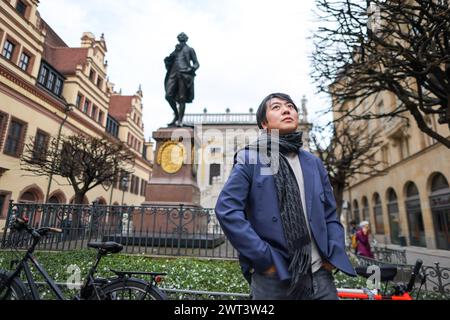 Leipzig, Deutschland. März 2024. Der chinesische Pianist lang lang steht am Naschmarkt in der Leipziger Innenstadt. Lang ist in der Messestadt für ein Konzert im Gewandhaus zu Leipzig. Quelle: Jan Woitas/dpa/Alamy Live News Stockfoto