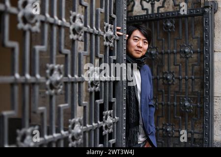 Leipzig, Deutschland. März 2024. Der chinesische Pianist lang lang steht im Leipziger Stadtzentrum. Lang ist in der Messestadt für ein Konzert im Gewandhaus zu Leipzig. Quelle: Jan Woitas/dpa/Alamy Live News Stockfoto