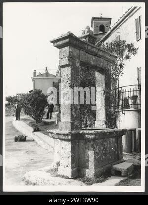 Umbria Terni Foce Church. Hutzel, Max 1960-1990 Mittelalter: Architektur und Architekturskulptur. Fassade, Schiff, Portale, Portikus, evangelistische Symbole, Großbuchstaben. Postmittelalterliche Architektur und architektonische Skulptur. Innenansicht, Restaurierung aus dem 17. Jahrhundert. Mit Schränken, Gemälden aus dem 17. Jahrhundert, Fresken aus dem 13. Jahrhundert, Weihwasser-Fontäne aus dem 15. Jahrhundert der in Italien geborene Fotograf und Gelehrte Max Hutzel (1911–1988) fotografiert von den frühen 1960er Jahren bis zu seinem Tod. Das Ergebnis dieses Projektes, von Hutzel als Foto Arte Minore bezeichnet, ist eine gründliche Dokumentation der kunsthistorischen Entwicklung i Stockfoto