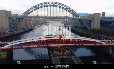 Brücken über den Fluss Tyne in Newcastle, England, Großbritannien - die nächste ist die Swing Bridge und die andere die Tyne Bridge Stockfoto