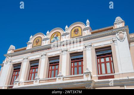 Teatro Tomas Terry Theater im Jose Marti Park im historischen Stadtzentrum von Cienfuegos, Kuba. Das historische Cienfuegos Centre ist ein Weltkulturerbe. Stockfoto