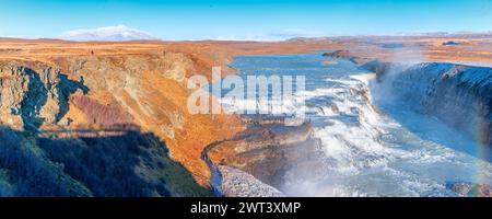 Gullfoss, der ikonische isländische Wasserfall, Teil der Golden Circle Route, die jedes Jahr Tausende von Touristen anzieht. Stockfoto