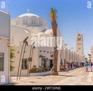Eine moderne Skulptur neben der wunderschönen orthodoxen Metropolitan Kathedrale an der Hauptstraße in Thira, Santorin Stockfoto