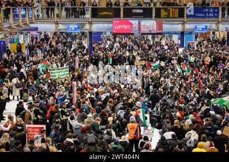 31. Oktober 2023, Liverpool St. Station. Setzen Sie sich zusammen, um einen Waffenstillstand in Gaza, Palästina, zu fordern. Stockfoto