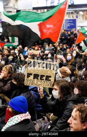 31. Oktober 2023, Liverpool St. Station. Setzen Sie sich zusammen, um einen Waffenstillstand in Gaza, Palästina, zu fordern. Stockfoto