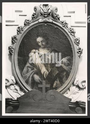 Lazio Rieti Rieti S. Agnese0. Hutzel, Max 1960-1990 postmittelalterliche Architektur, Skulptur, Malerei. Diese Kirche wurde in der ersten Hälfte des 16. Jahrhunderts erbaut und 1748 umgebaut. Aus dieser Zeit stammen auch die Deckenfresken und zwei Gemälde, die Madonna des Rosenkranzes und S. Agnese e la Beata Colomba von Emanuele Alfani. Der in Deutschland geborene Fotograf und Gelehrte Max Hutzel (1911–1988) fotografierte in Italien von den frühen 1960er Jahren bis zu seinem Tod. Das Ergebnis dieses Projektes, von Hutzel als Foto Arte Minore bezeichnet, ist eine gründliche Dokumentation der kunsthistorischen Entwicklung in Italien bis dahin Stockfoto