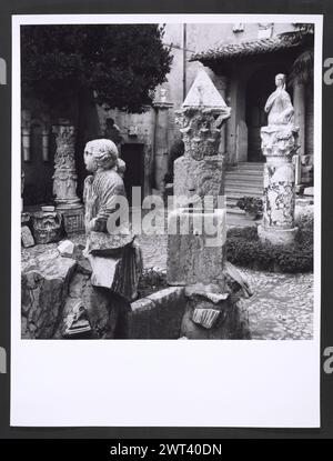 Umbria Terni Amelia Palazzo Comunale7. Hutzel, Max 1960-1990 Mittelalter: Architektonische Skulptur: Sarkophag, Kapitelle. Postmittelalterliche Architektur und architektonische Skulptur. Piazza del Municipio (Piazza Matteotti) mit Blick auf den Palazzo Comunale; Portal; Wappen und Insignien. Innenansicht von Fresken, Friesen, Gemälden aus dem 16. Und 17. Jahrhundert in den Salons I & II Antiquities: Architektur und architektonische Skulptur, 1. Jahrhundert v. Chr. bis 1. Jahrhundert n. Chr. Überreste und Fragmente des ehemaligen römischen Palastes und von Gräbern, Kapitellen, Statuen, Grabsteinen, Sarkophagen, Opferaltar. Objektnotizen: Der Palazzo C Stockfoto