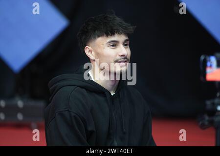 Liverpool, Großbritannien. März 2024. 2024 Gymnastik British Championships - LIVERPOOL, ENGLAND - 15. MÄRZ: Jake Jarman gibt am zweiten Tag der Gymnastik British Championships 2024 in der M&S Bank Arena am 15. März 2024 in Liverpool, England ein Presseinterview. Foto Alan Edwards Credit: ALAN EDWARDS/Alamy Live News Stockfoto