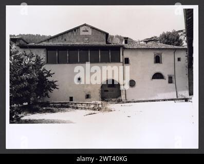 Abruzzen L'Aquila Tagliacozzo Palazzo Ducale1. Hutzel, Max 1960-1990 Außenansicht des Renaissance-Palastes, erbaut im 14. Und 15. Jahrhundert von der Familie Orsini, mit viel Aufmerksamkeit auf die Fenster. Innenansicht einer Loggia (15. Jahrhundert) mit schlecht erhaltenen Fresken von Lorenzo da Viterbo. Noch beeindruckender ist die Orsini-Kapelle mit ihren Kassettendecken und Viterbos Fresken von Erlösung, Verkündigung, Anbetung der Könige, Taufe und Kreuzigung. (Siehe Ansicht in H-29 für ein mögliches Selbstporträt unter den Königen) der in Deutschland geborene Fotograf und Gelehrte Max Hutzel (1911-1988) fotografierte Stockfoto