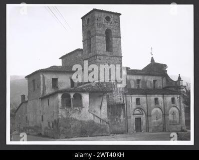 Abruzzen L'Aquila San Demetrio ne' Vestini Parrocchiale. Hutzel, Max 1960-1990 Mittelalter: Architektur nachmittelalterlich: Architektur (17. Jahrhundert) um ältere, mittelalterliche Strukturen gebaut; architektonische Dekoration; Gemälde auf Leinwand; polychrome Holzskulpturen. Der in Deutschland geborene Fotograf und Gelehrte Max Hutzel (1911–1988) fotografierte in Italien von den frühen 1960er Jahren bis zu seinem Tod. Das Ergebnis dieses Projektes, von Hutzel als Foto Arte Minore bezeichnet, ist eine gründliche Dokumentation der kunsthistorischen Entwicklung in Italien bis zum 18. Jahrhundert, einschließlich der Objekte der Etrusker und Römer Stockfoto