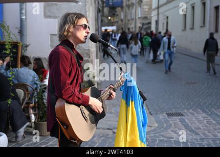 Lemberg, Ukraine - 23. April 2023: Ein Straßenmusiker tritt im Zentrum der Stadt Lemberg auf. Stockfoto