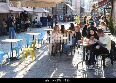 Lemberg, Ukraine - 23. April 2023: Die Menschen ruhen sich in einem Café im Zentrum von Lemberg aus. Stockfoto