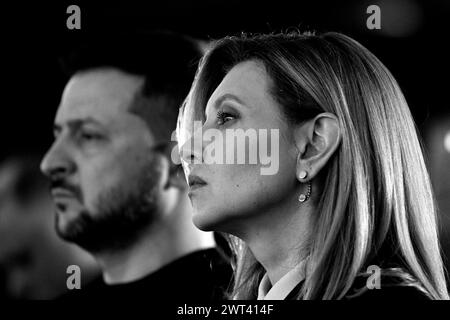 Lemberg, Ukraine - 3. März 2023. Die ukrainische First Lady Olena Zelenska (R) und der ukrainische Präsident Wolodymyr Zelenski auf der Konferenz "vereint für Gerechtigkeit" Stockfoto