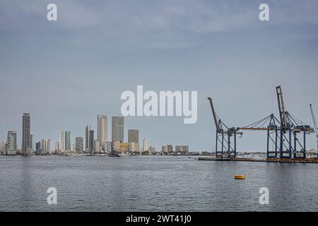 Cartagena, Kolumbien - 25. Juli 2023: Nördliches Ende der Ostküste mit Wohngebäuden aus Bocagrande unter blauem Himmel. Große Schiffe haben an angedockt Stockfoto