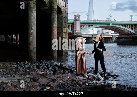 26. Oktober 2023, Fishmongers Hall, London, Großbritannien. Ozeanaufstand protestiert gegen ökologische Schäden durch Lachszucht. In der Halle veranstaltet der Marine Stewardship Council sein Annual Awards Dinner. Pressemitteilung: Am Donnerstag, den 26. Oktober, um 18:00 Uhr starteten zwei Lachsdarsteller von Ocean Rebellion vor dem Annual Awards Dinner des Marine Stewardship Council in der Fishmongers’ Hall am Ufer der verschmutzten Themse in London. Sie trugen groteske Lachsköpfe und begannen sofort ein skurriles und SKRUPELLOSES Spiel mit ROSA PONG, was die schreckliche Grausamkeit des schottischen salms hervorhob Stockfoto