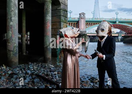 26. Oktober 2023, Fishmongers Hall, London, Großbritannien. Ozeanaufstand protestiert gegen ökologische Schäden durch Lachszucht. In der Halle veranstaltet der Marine Stewardship Council sein Annual Awards Dinner. Pressemitteilung: Am Donnerstag, den 26. Oktober, um 18:00 Uhr starteten zwei Lachsdarsteller von Ocean Rebellion vor dem Annual Awards Dinner des Marine Stewardship Council in der Fishmongers’ Hall am Ufer der verschmutzten Themse in London. Sie trugen groteske Lachsköpfe und begannen sofort ein skurriles und SKRUPELLOSES Spiel mit ROSA PONG, was die schreckliche Grausamkeit des schottischen salms hervorhob Stockfoto