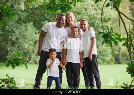 Tilst, Dänemark, 12. August 2023: Interrassische Familie im Wald Stockfoto